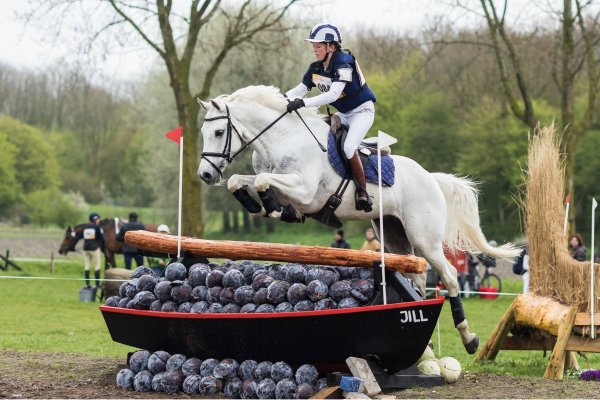 Nina Hut met Binkie, SGW Oud-Karspel, www.eventingphoto.nl